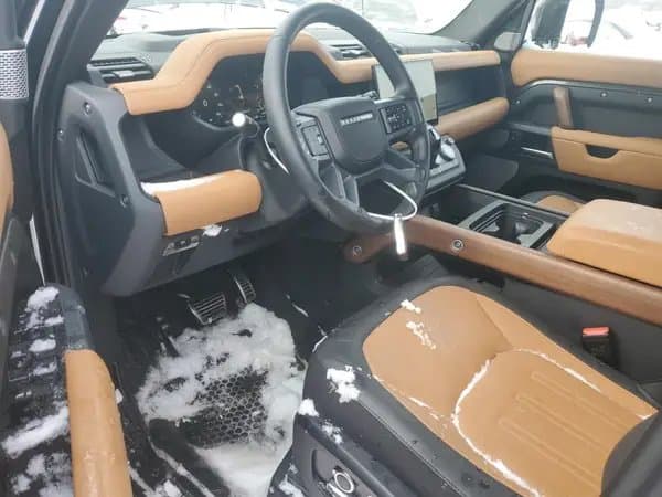 Land Rover Defender 2024
