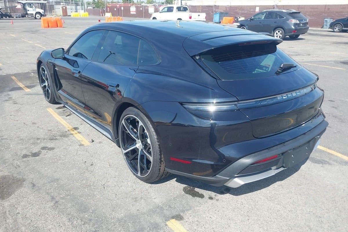 Porsche Taycan Cross Turismo 2025