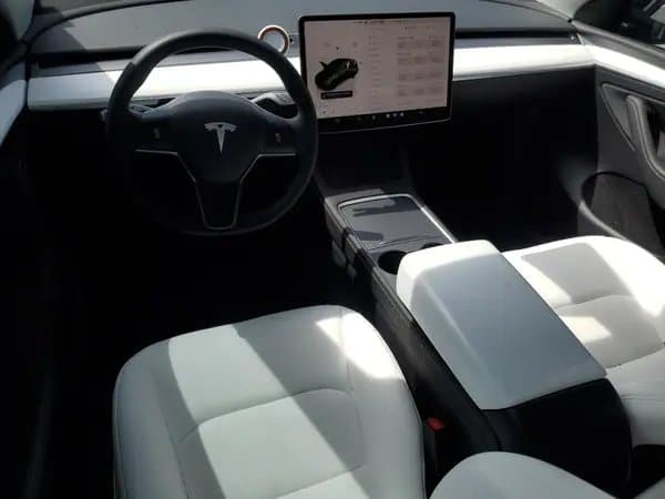 Tesla Model Y 2024
