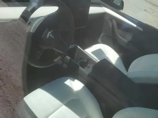Tesla Model Y 2025